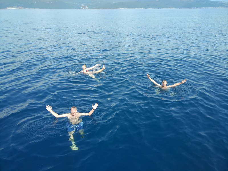 купаются ли в мае в Черногории