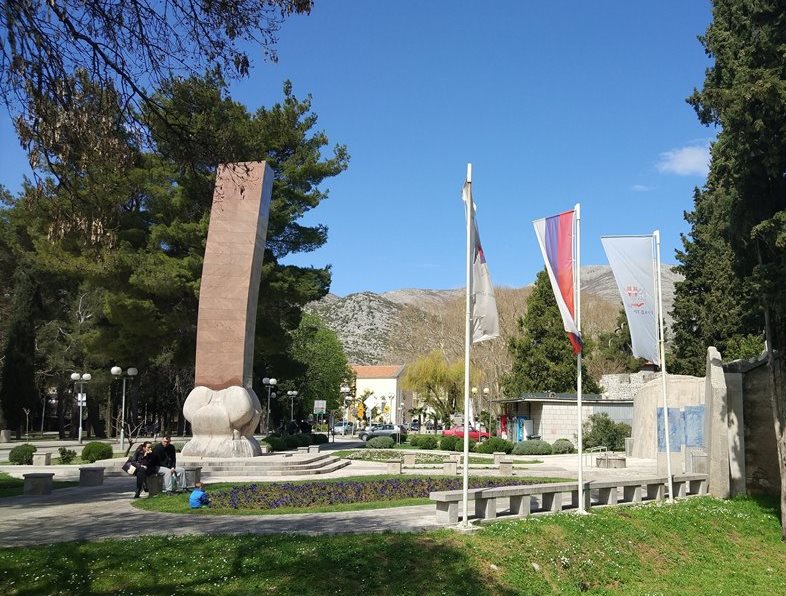 Требинье памятник погибшим солдатам в Югославскую войну
