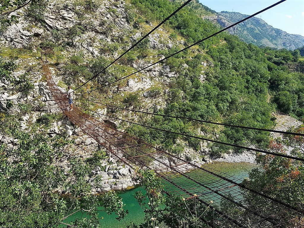 подвесной мост на реке Морача