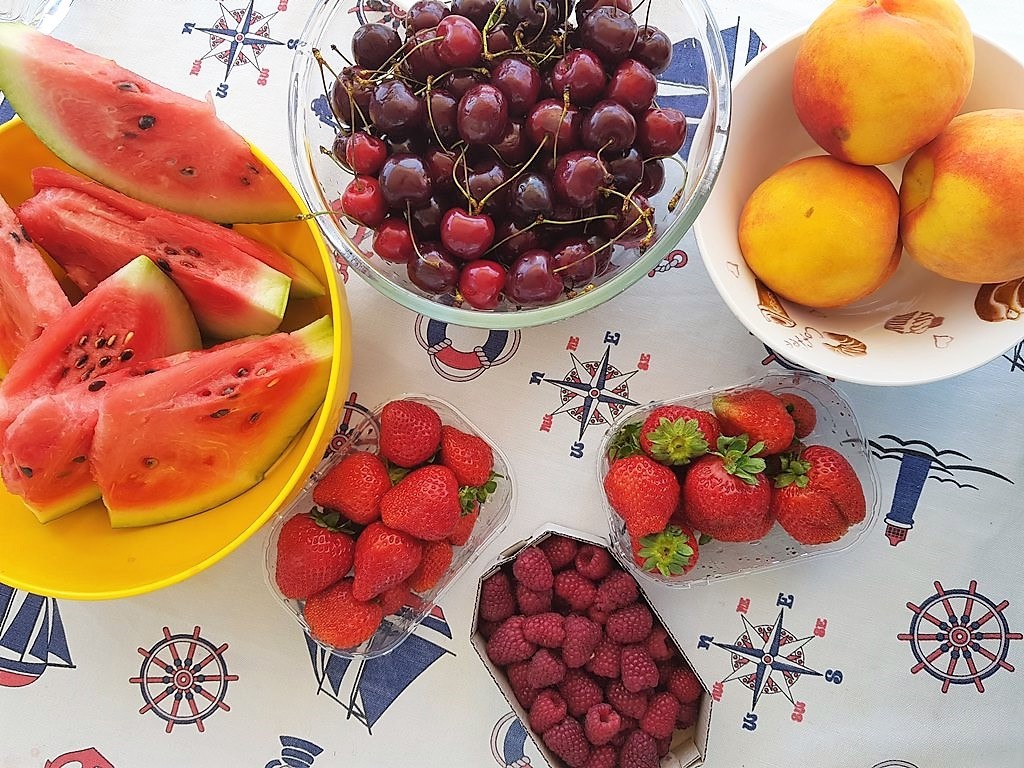 фрукты в Черногории в июне