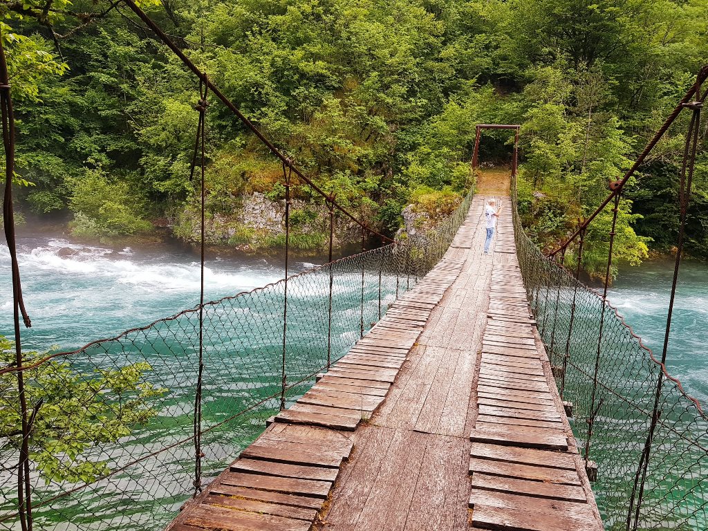 подесной мост в Черногории на реке Пива