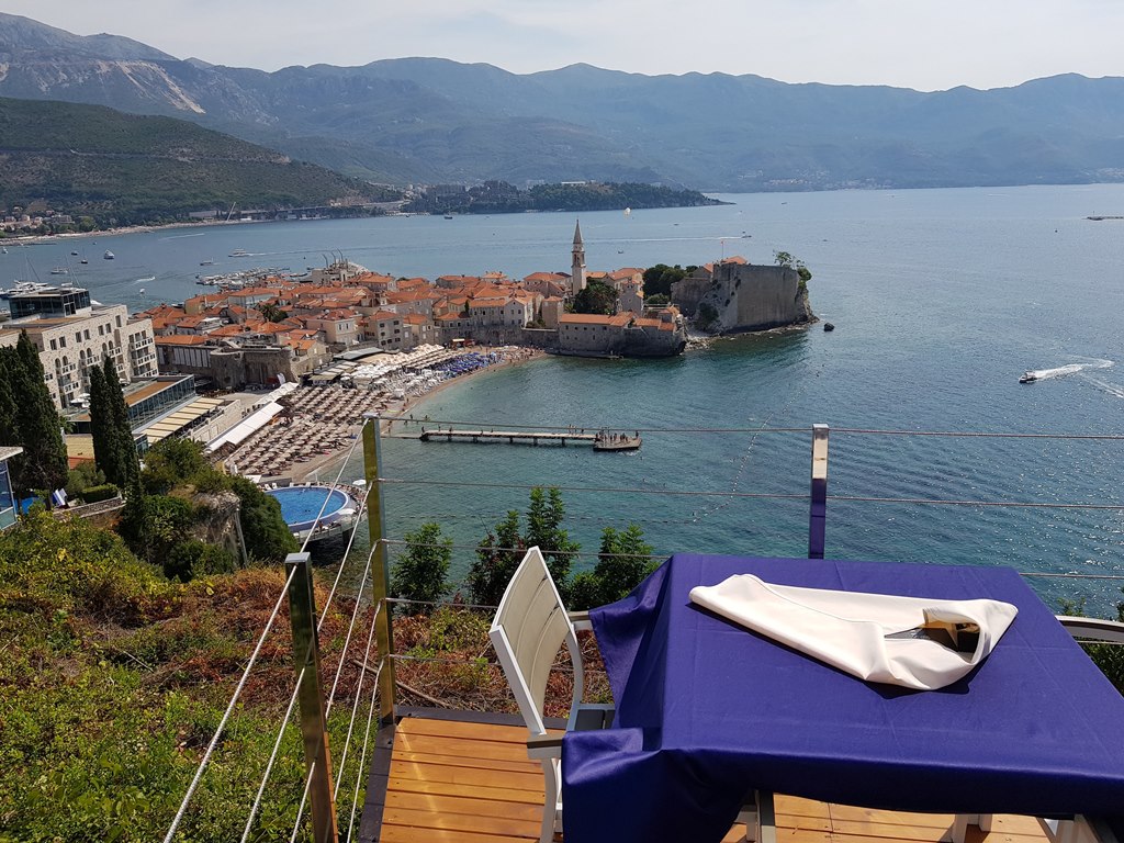 панорамный ресторан в Будве