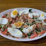 микс салат с тунцом и яйцом