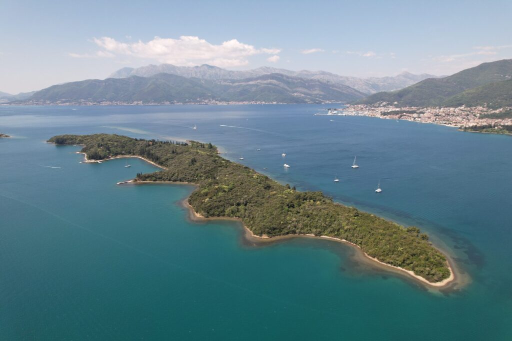 заброшенный остров у Тивата, Черногория, фото с дрона - sasha0404