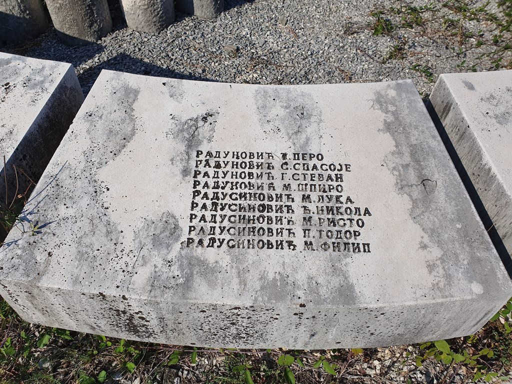 памятник Югославии