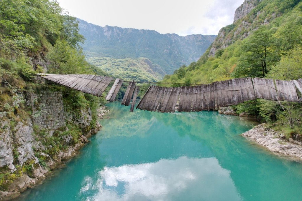 подвесной мост в Черногории