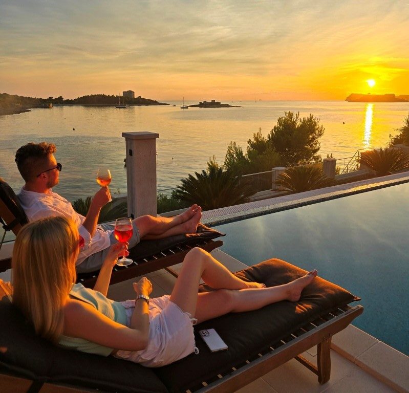 самый красивый закат в черногории - пляж мириште фото