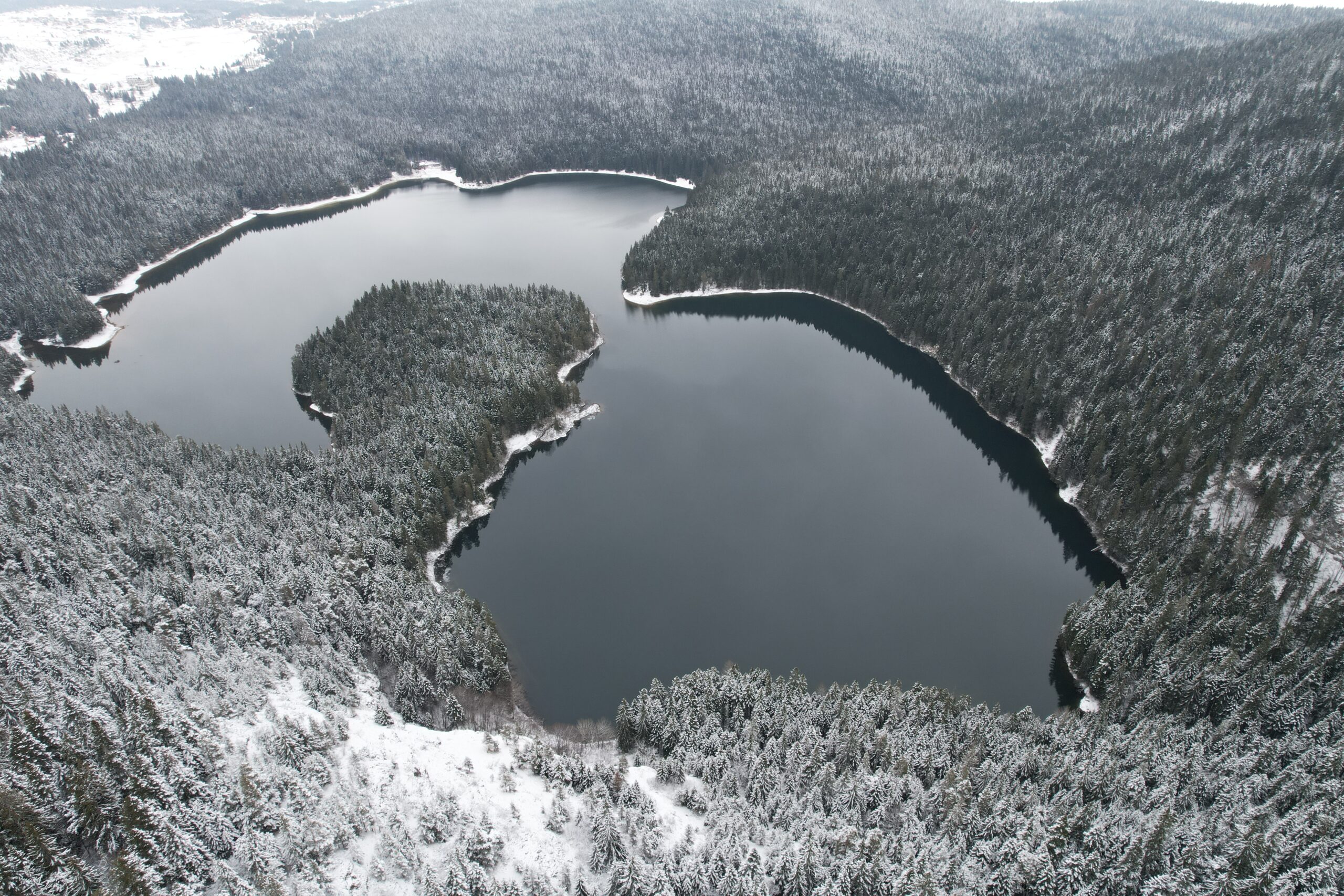 Черное озеро зимой фото с дрона