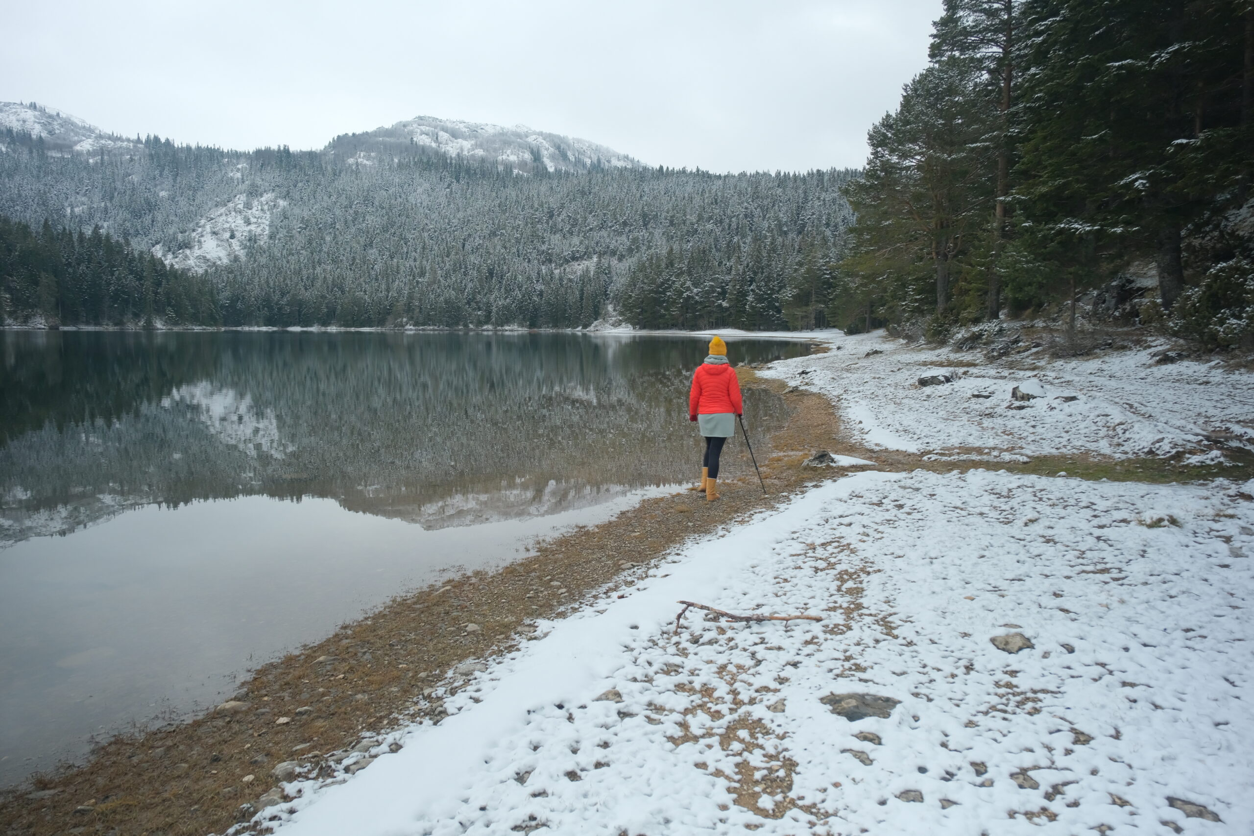 Черное озеро Жабляк зима 2023 фото