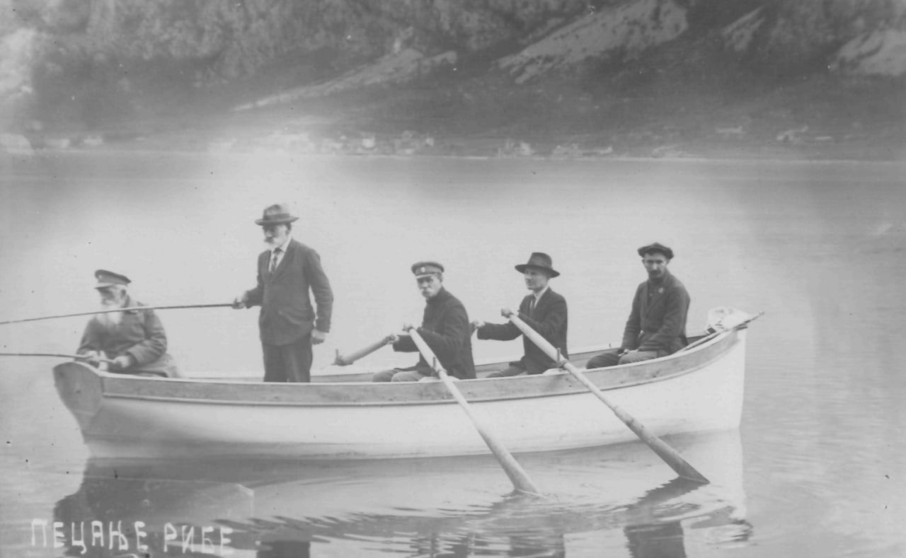 Белые эмигарнты ловят рыбу, Которская бухта