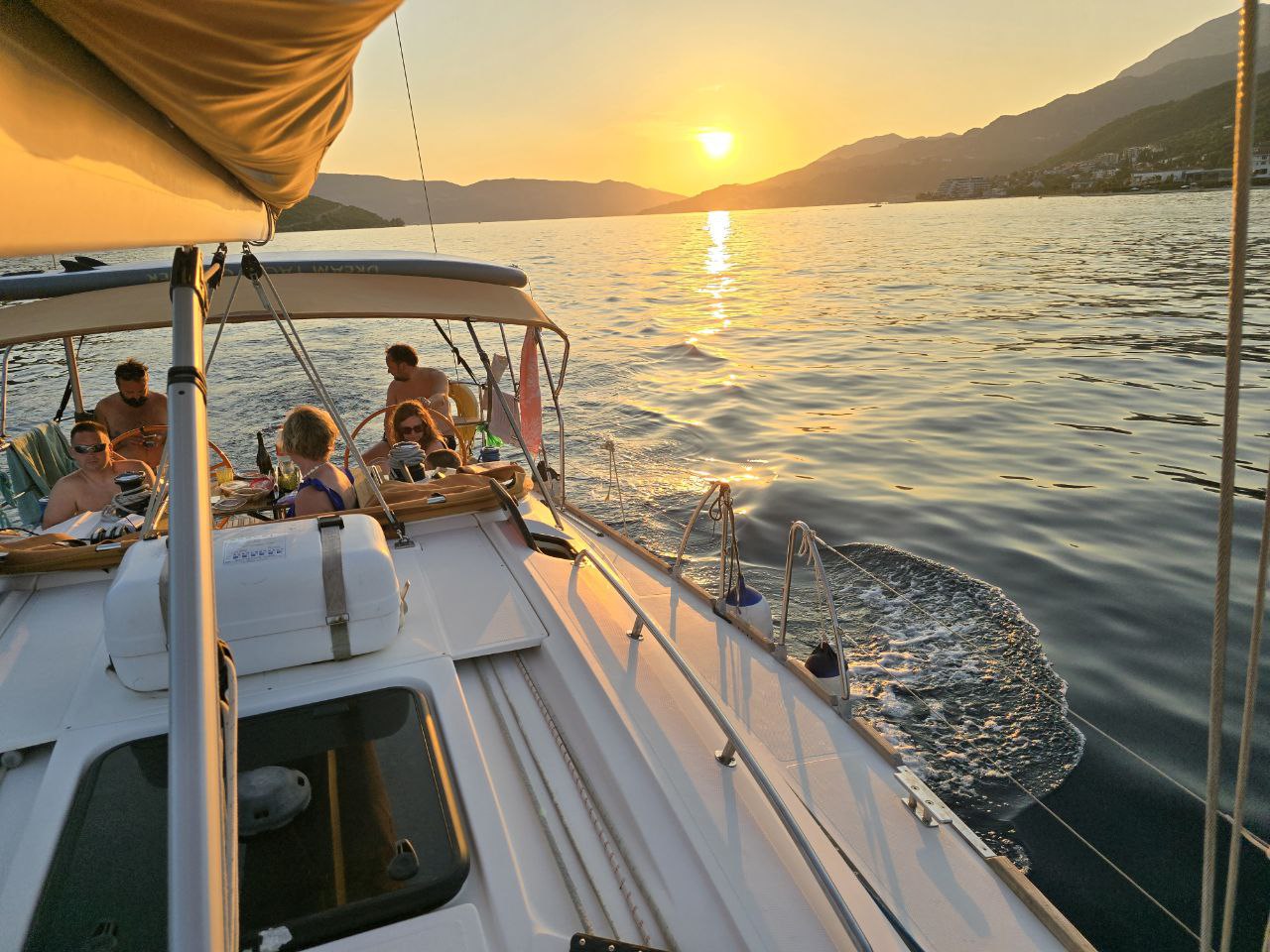 яхта в черногории снять с капитаном на день фото цены